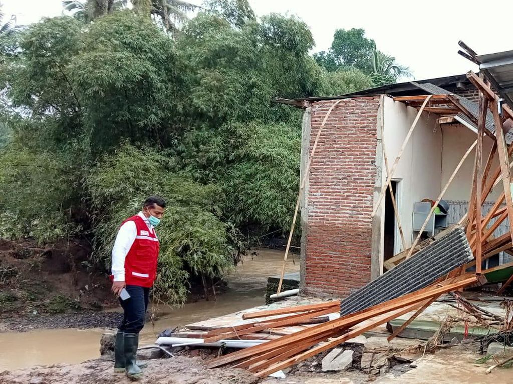 Banjir Bandang Landa Rawaheng Banyumas, 1 Rumah Ambruk-Motor Hanyut