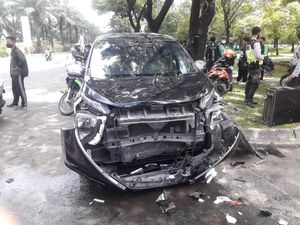 Sopir Ngantuk, Mobil Tabrak 7 Driver Ojol Lagi Antre di Resto Cepat Saji