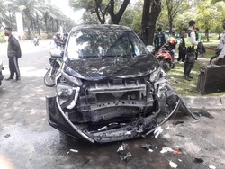 Sopir Ngantuk, Mobil Tabrak 7 Driver Ojol Lagi Antre di Resto Cepat Saji