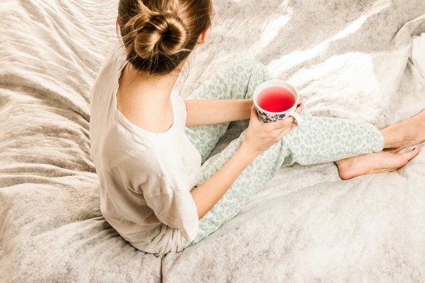 Selain bikin cepat kurus, kebiasaan minum teh Chamomile di malam hari juga baik untuk meningkatkan kualitas tidur/Foto: pexels.com/JESHOOT.com
