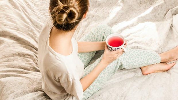Selain bikin cepat kurus, kebiasaan minum teh Chamomile di malam hari juga baik untuk meningkatkan kualitas tidur/Foto: pexels.com/JESHOOT.com