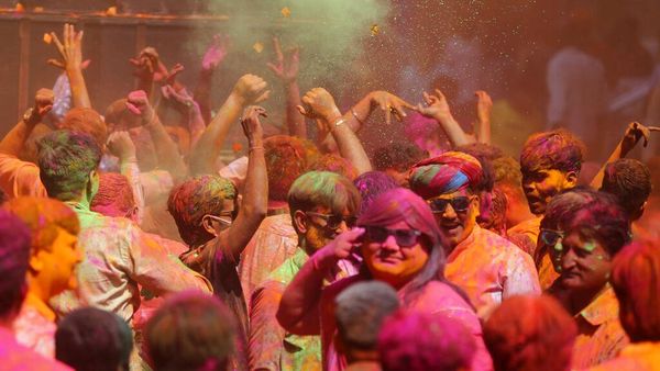 Semarak Warna Festival Holi di India