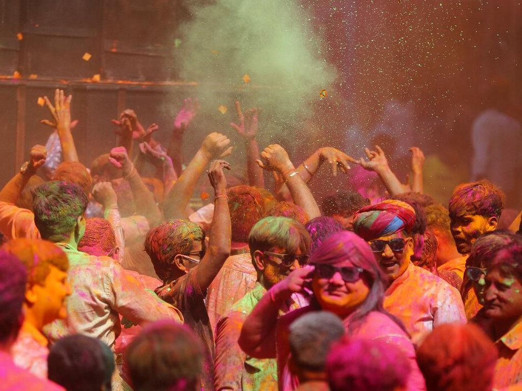 Semarak Warna Festival Holi di India
