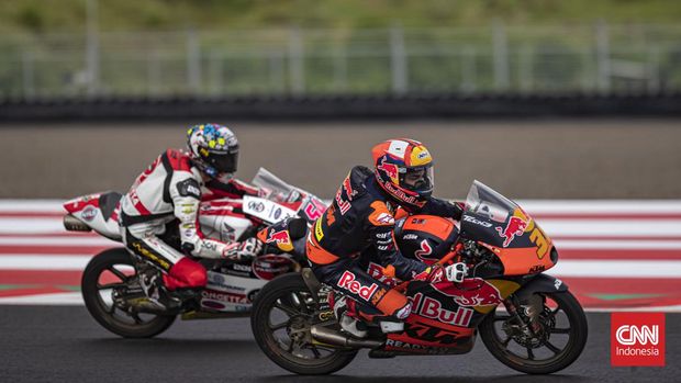 Pembalap MotoGP, Moto2 dan Moto3 memacu kecepatan sepeda motornya saat sesi latihan bebas 1 MotoGP seri Pertamina Grand Prix of Indonesia 2022 di Pertamina Mandalika International Street Circuit, Lombok Tengah, NTB, Jumat (18/3/2022). CNN Indonesia/Adhi Wicaksono