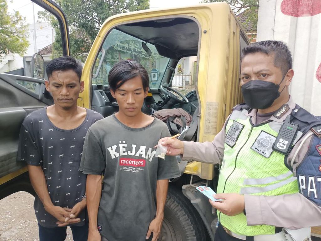 Sopir dan Kenek Truk Kompak Bawa Pil Double L Sopir dan Kenek Truk Kompak Bawa Pil Double L