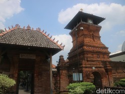 Snapshots: Suasana Makam Sunan Kudus Ramai Peziarah