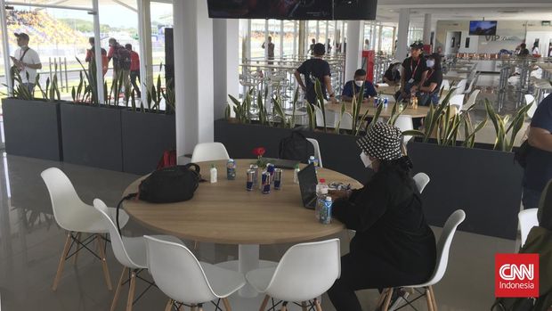 Suasana nonton MotoGP Mandalika 2022 untuk pemegang tiket VIPHospitality Suites Deluxe Class. (CNNIndonesia/Haryanto Tri Wibowo)