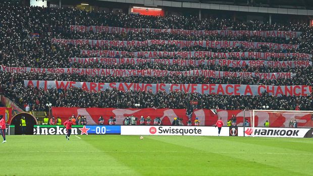 Red Star supporters display banners regarding peace during the UEFA Europa League Round of 16, second leg football match between Red Star Belgrade (Crvena Zvezda) and Glasgow Rangers at the Rajko Mitic Stadium, in Belgrade, on March 17, 2022. (Photo by ANDREJ ISAKOVIC / AFP)