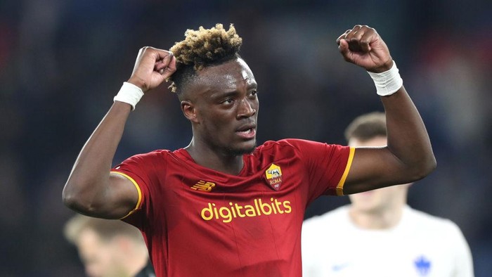 ROME, ITALY - MARCH 17: Tammy Abraham of AS Roma celebrates their sides aggregate victory after the UEFA Conference League Round of 16 Leg Two match between AS Roma and Vitesse at Stadio Olimpico on March 17, 2022 in Rome, Italy. (Photo by Paolo Bruno/Getty Images)