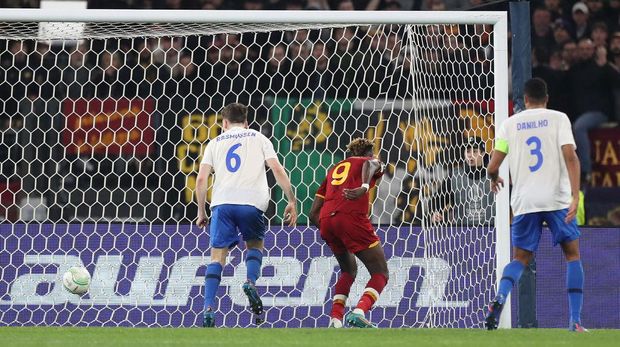 ROME, ITALY - MARCH 17: Tammy Abraham of AS Roma scores their sides first goal during the UEFA Conference League Round of 16 Leg Two match between AS Roma and Vitesse at Stadio Olimpico on March 17, 2022 in Rome, Italy. (Photo by Paolo Bruno/Getty Images)