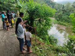 Truk Angkut Material Nyemplung di Sungai Hulu Waduk Sermo