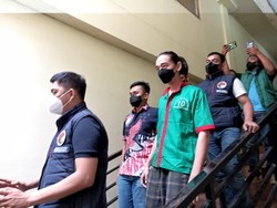 Penampakan Vokalis Sisitipsi Berbaju Tahanan Usai Ditangkap Kasus Narkoba