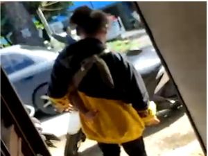 Viral Wanita Muda Pukul Balita di Karawang, Polisi Turun Tangan Viral Wanita Muda Pukul Balita di Karawang, Polisi Turun Tangan