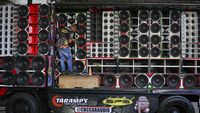 Wow, Mobil-mobil Ini Diubah Jadi Sound System untuk Pesta Menggelegar