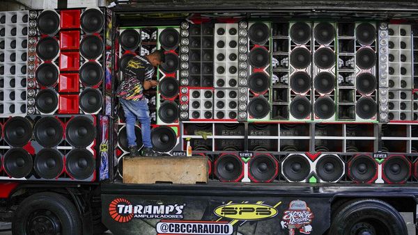 Wow, Mobil-mobil Ini Diubah Jadi Sound System untuk Pesta Menggelegar