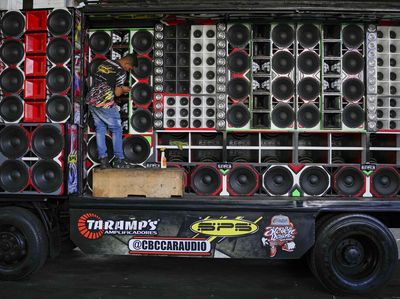 Wow, Mobil-mobil Ini Diubah Jadi Sound System untuk Pesta Menggelegar