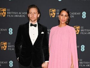 10 Pesona Zawe Ashton, Aktris yang Diam-diam Tunangan dengan Tom Hiddleston