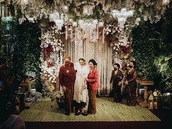 Momen CT Gendong Putri Tanjung di Acara Siraman