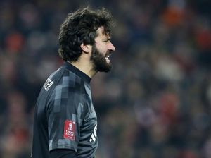 Alisson Kiper Liverpool di Piala FA