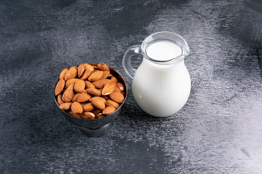 Almond milk termasuk salah satu susu nabati lainnya yang banyak digemari oleh orang yang sensitif dengan laktosa