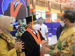 Raih Gelar Profesor dari UB, Sekjen Kemnaker Banjir Pujian