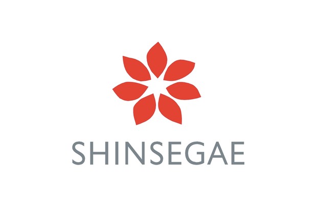 Shinsegae Mall merupakan department store terbesar dan terkenal di Korea dan pembeli bisa memanfaatkan website mereka untuk melakukan online shopping
