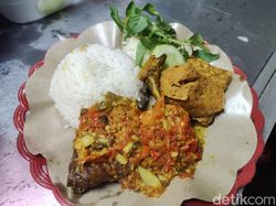 Huaah! Rasa Nampol Ayam Penyet Pedas Mendesah di Pusat Jajanan PSB Kelapa Gading