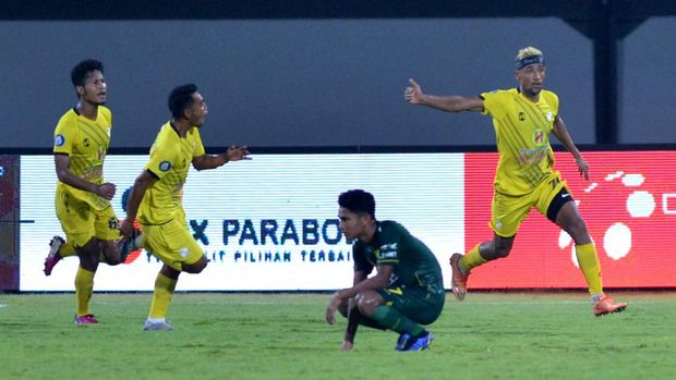 Pesepakbola Barito Putera Bruno Matos (kanan) berselebrasi usai mencetak gol ke gawang Persebaya Surabaya saat pertandingan Liga 1 di Stadion Kapten I Wayan Dipta, Gianyar, Bali, Senin (14/3/2022). Barito Putera bermain imbang melawan Persebaya Surabaya dengan skor 1-1. ANTARA FOTO/Fikri Yusuf/rwa.