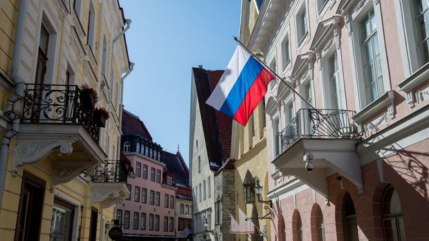 (FILES) In this file photo taken on March 27, 2018 Russia's flag flutters in front of the Russian Embassy in Tallinn, Estonia. - Baltic countries Estonia, Latvia and Lithuania on March 18, 2022 announced the expulsion of 10 Russian diplomats over Moscow's invasion of Ukraine, prompting Russia to say it would respond in kind. (Photo by RAIGO PAJULA / AFP)