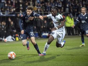 Laga Bundesliga Ini Disetop Gara-gara Hakim Garis Kena Timpuk