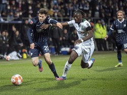 Laga Bundesliga Ini Disetop Gara-gara Hakim Garis Kena Timpuk