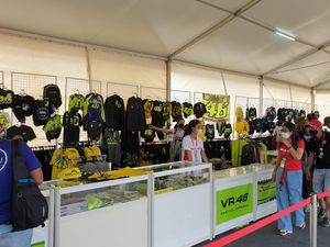 Meski Sudah Pensiun, Souvenir Valentino Rossi Laris di Mandalika