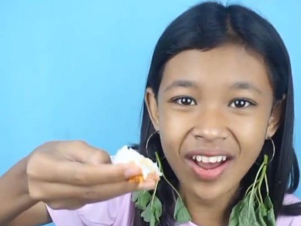 Kenalan dengan Bunga Salsabila, Selebgram Viral Mukbang Pakai Anting Sayuran