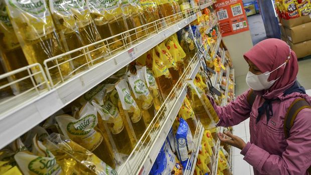 Pengunjung membeli minyak goreng kemasan di Pusat Perbelanjaan, Kabupetan Ciamis, Jawa Barat, Jumat (18/3/2022). Akibat Pemerintah mencabut kebijakan Harga Eceran Tertinggi (HET) minyak goreng berdampak pada daya beli masyarakat menurun karena melambungnya harga dipasaran dibandingkan saat terjadinya kelangkaan. ANTARA FOTO/Adeng Bustomi/hp.