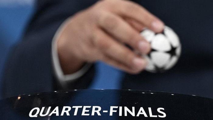 UEFA Champions League final ambassador and Former French footballer Mikael Silvestre takes part in the draw for the 2022 UEFA Champions League quarter-finals, semi-finals and final at the UEFA headquarters, in Nyon, on March 18, 2022. (Photo by Fabrice COFFRINI / AFP)