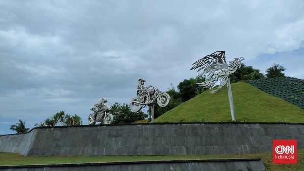 Patung Presiden Joko Widodo (Jokowi) terpajang di dua lokasi berbeda di Lombok Tengah, lokasi pelaksanaan MotoGP Mandalika 2022.