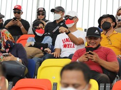 Gaya Ganjar dan Istri Nonton Kualifikasi MotoGP di Mandalika