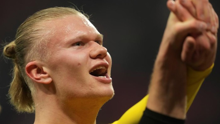 Dortmunds Erling Haaland reacts during a Bundesliga soccer match between FSV Mainz 05 and Borussia Dortmund at the Mewa Arena in Mainz, Germany, Wednesday, March 16, 2022. (AP Photo/Michael Probst)