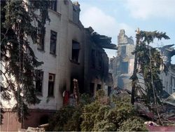 Ratusan Orang Masih Terjebak di Reruntuhan Teater Ukraina yang Digempur Rusia