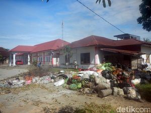 TPA Ditutup Warga, Kantor Camat di Polman Disulap Jadi Tempat Sampah Dadakan TPA Ditutup Warga, Kantor Camat di Polman Disulap Jadi Tempat Sampah Dadakan