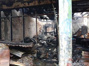 Permukiman Padat di Jaksel Diamuk Si Jago Merah Permukiman Padat di Jaksel Diamuk Si Jago Merah