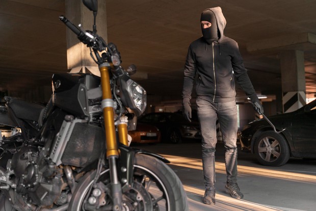 Waspada saat naik motor malam hari