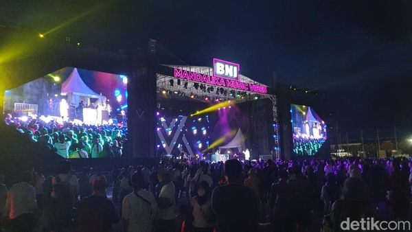 Keseruan Penonton MotoGP di Panggung BNI Mandalika Music Vibes