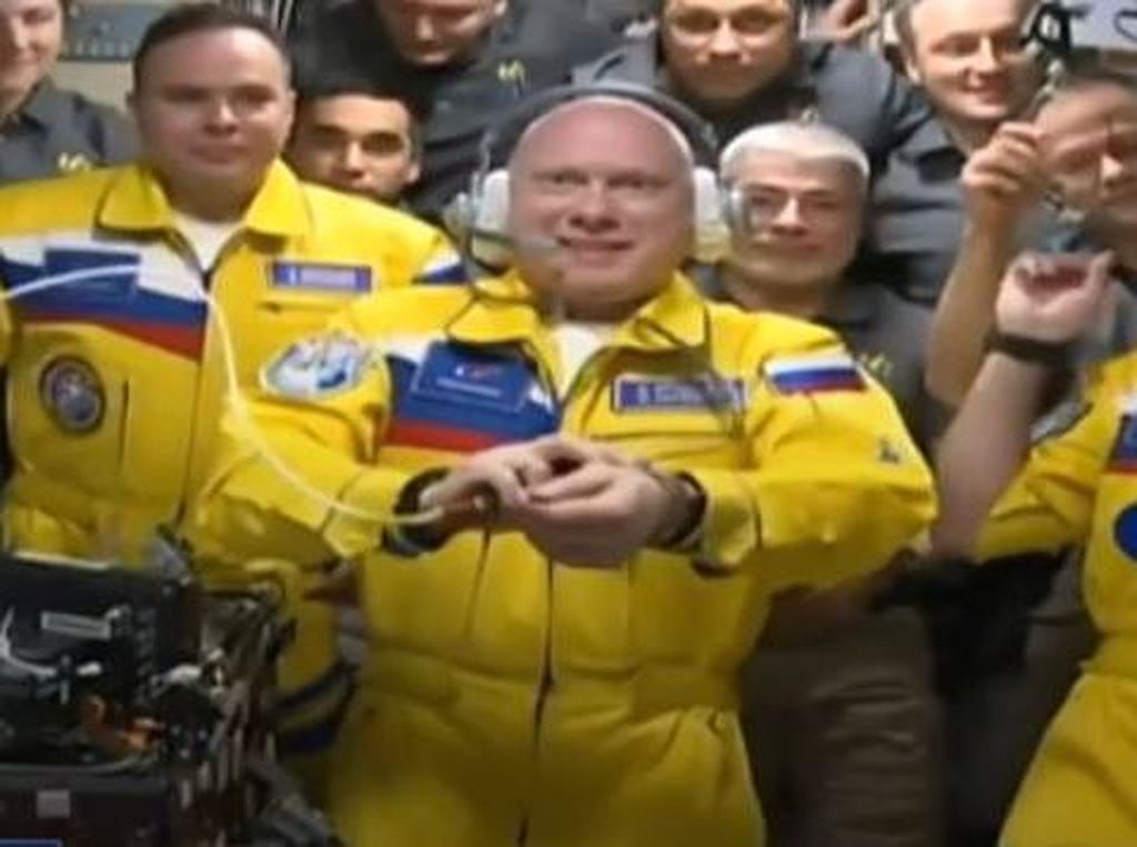 Penampilan 3 Kosmonaut Rusia Berseragam Mirip Bendera Ukraina