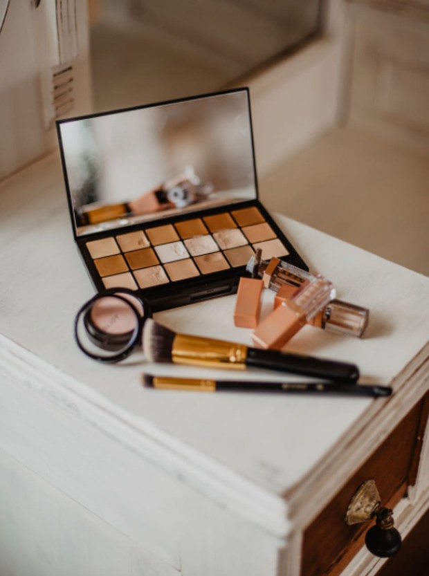 Menggunakan Makeup yang Sudah Kadaluarsa