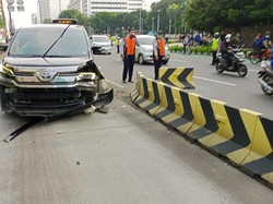 Hindari Motor, Vellfire Tabrak Separator Busway di HI hingga Bumper Copot