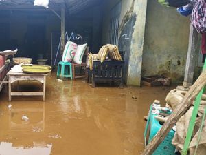 Banjir di Carita Pandeglang Mulai Surut, Warga Bersihkan Rumah dari Lumpur