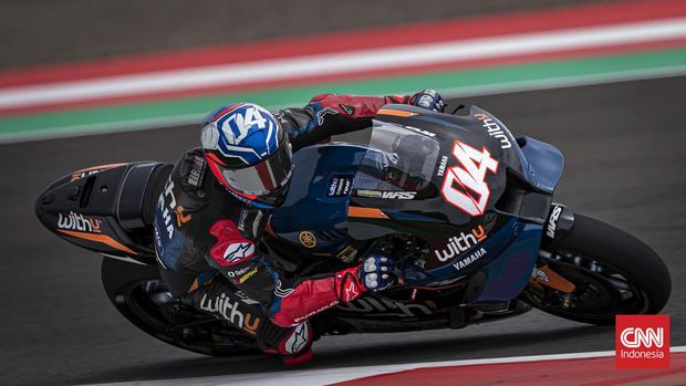 Pembalap Yamaha WithU RNF Andrea Dovizioso memacu sepeda motornya saat sesi latihan bebas 1 MotoGP seri Pertamina Grand Prix of Indonesia 2022 di Pertamina Mandalika International Street Circuit, Lombok Tengah, NTB, Jumat (18/3/2022).