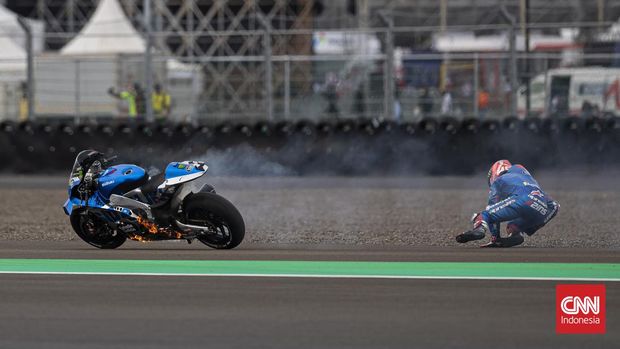 Motor Pembalap Team Suzuki Ecstar Alex Rins terbakar saat mengikuti Latihan bebas (FP4) MotoGP 2022 di Pertamina Mandalika International Street Circuit, Lombok Tengah, NTB, Sabtu, 19 Maret 2022.