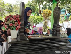 Kesetiaan Fans Nike Ardilla di Haul ke-27